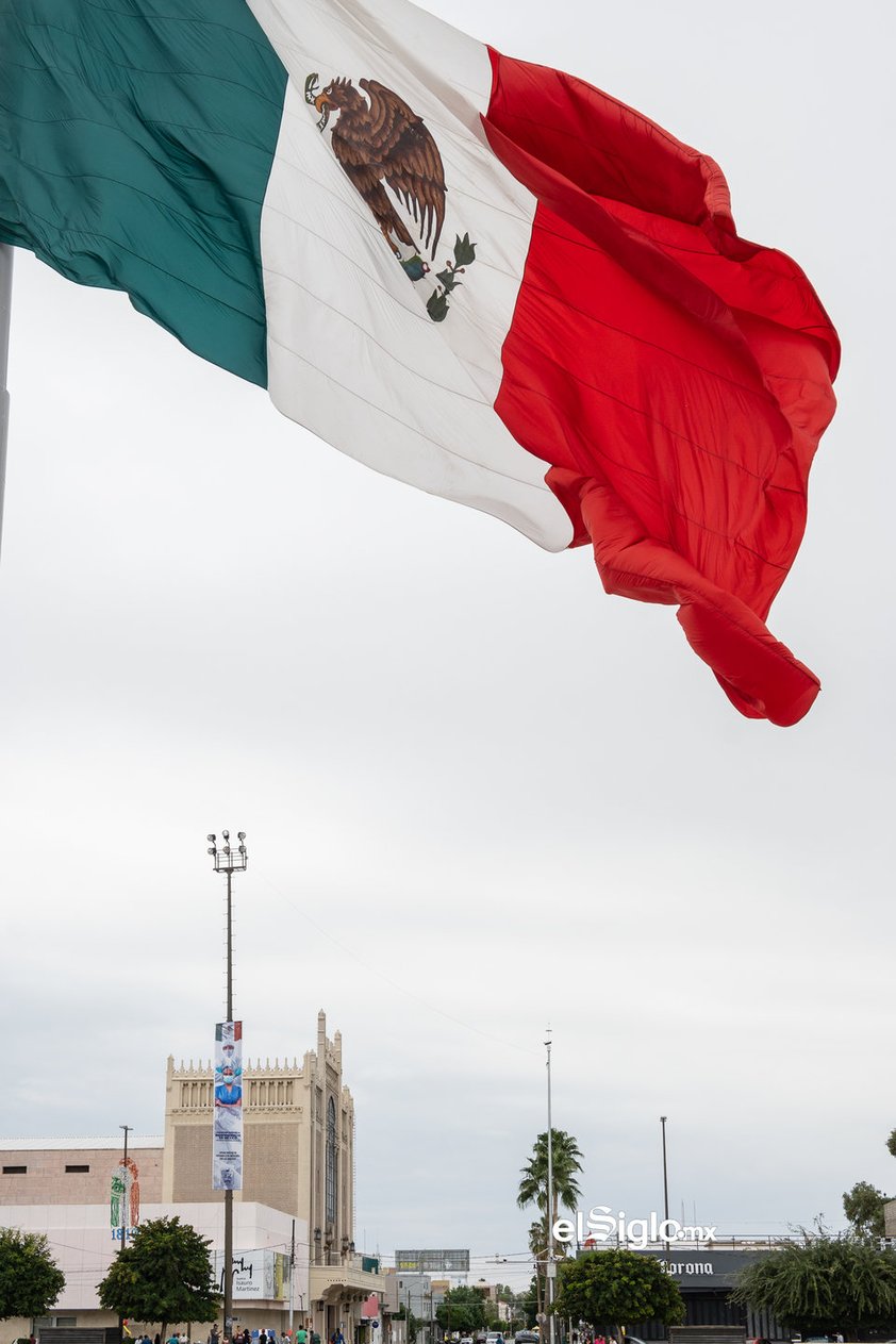 Bandera de México en la Plaza Mayor de Torreón, Coahuila, México