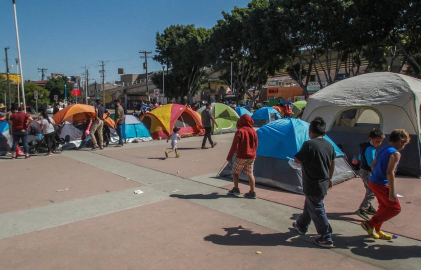 Migrantes varados en México cruzan desde tres ciudades a EUA