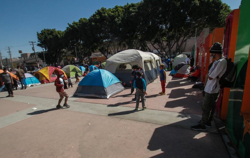 Migrantes varados en México cruzan desde tres ciudades a EUA