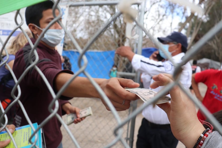 Migrantes varados en México cruzan desde tres ciudades a EUA