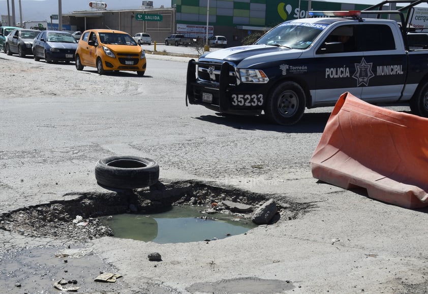 Trampas de asfalto. Otro peligroso camino que recorren los conductores y ciclistas es el Paseo del Tecnológico y bulevar Libertad, en la colonia Monterreal. Diariamente tienen que sortear los profundos y grandes baches de la vialidad.