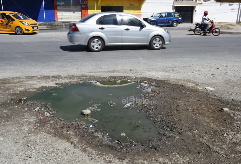 Esquivan el peligro. Durante el día, los automovilistas logran esquivar los hoyancos que hay sobre el Paseo del Tecnológico y la calle de Los Actores, de la colonia Profesionistas, pero por la noche se vuelven verdaderas trampas.