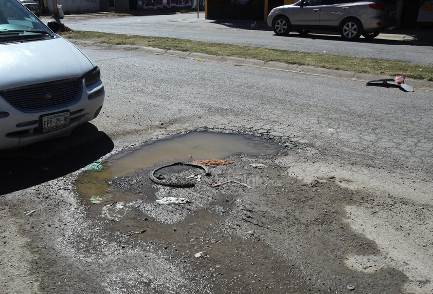 Drenaje colapsado. Sobre la avenida Del Pedregal y calle Del Granito, en el sector de Monterreal, hay varias alcantarillas colapsadas de donde emanan aguas negras que con el paso de los días se estancan. Además se vuelven un foco de infección y de peligro para los automovilistas.