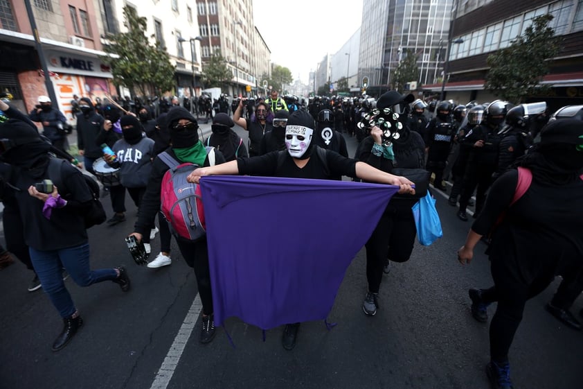 Encapuchadas realizan pintas y destrozos en protesta contra Salgado Macedonio