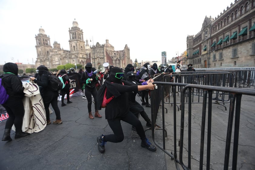 Encapuchadas realizan pintas y destrozos en protesta contra Salgado Macedonio