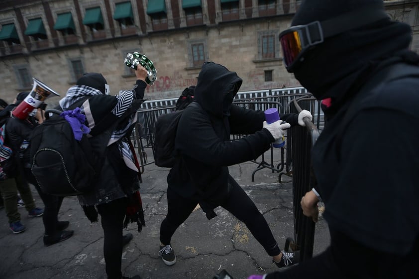 Encapuchadas realizan pintas y destrozos en protesta contra Salgado Macedonio