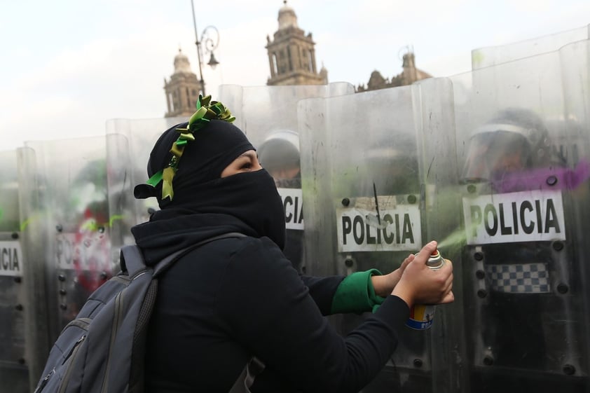 Encapuchadas realizan pintas y destrozos en protesta contra Salgado Macedonio