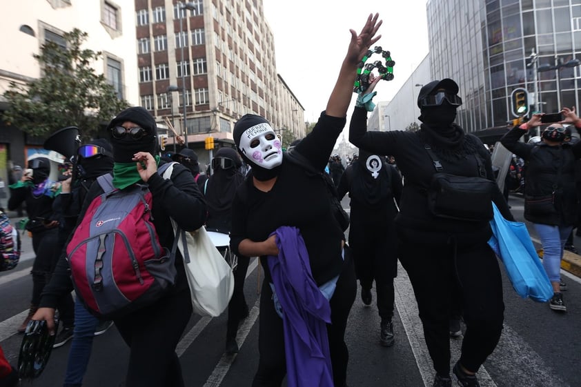 Encapuchadas realizan pintas y destrozos en protesta contra Salgado Macedonio