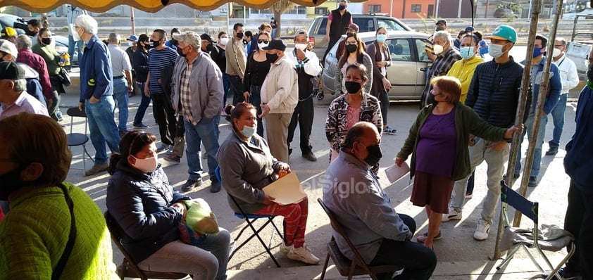 Algunos se encuentran desde ayer acampando para ser las primeras en recibir la inmunización, muchas de ellas adultas mayores.