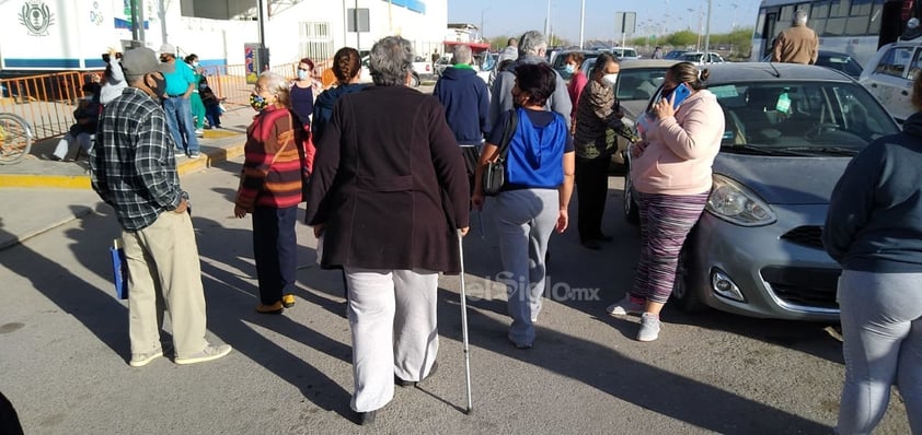 Algunos se encuentran desde ayer acampando para ser las primeras en recibir la inmunización, muchas de ellas adultas mayores.