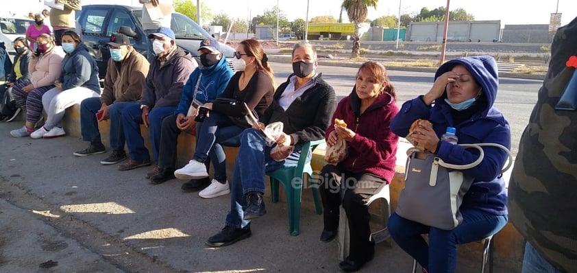 Algunos se encuentran desde ayer acampando para ser las primeras en recibir la inmunización, muchas de ellas adultas mayores.