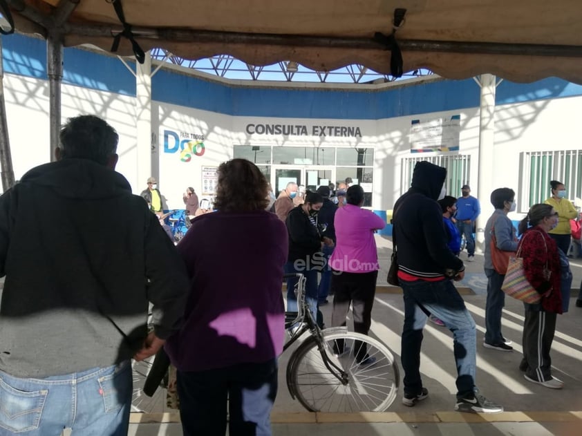 Son los propios ciudadanos los que se han organizado para guardar orden al inicio de la vacunación puesto que al momento no se encuentra ni personal de Bienestar, ni de la Secretaría de Salud Estatal ni del Municipio para hacerlo.