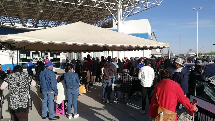 Son los propios ciudadanos los que se han organizado para guardar orden al inicio de la vacunación puesto que al momento no se encuentra ni personal de Bienestar, ni de la Secretaría de Salud Estatal ni del Municipio para hacerlo.