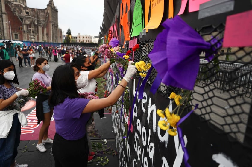 Llenan de flores vallas de Palacio Nacional por feminicidios