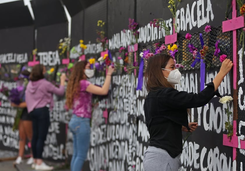 Llenan de flores vallas de Palacio Nacional por feminicidios