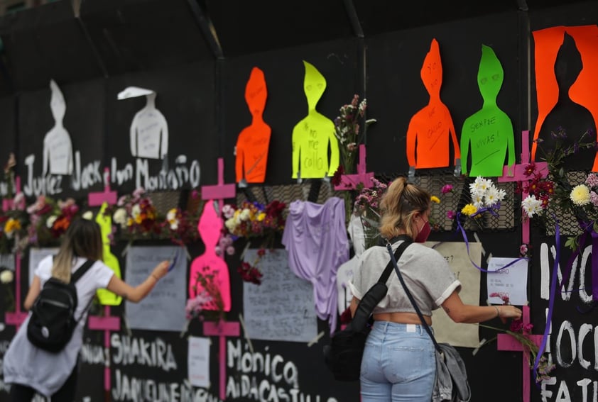 Llenan de flores vallas de Palacio Nacional por feminicidios