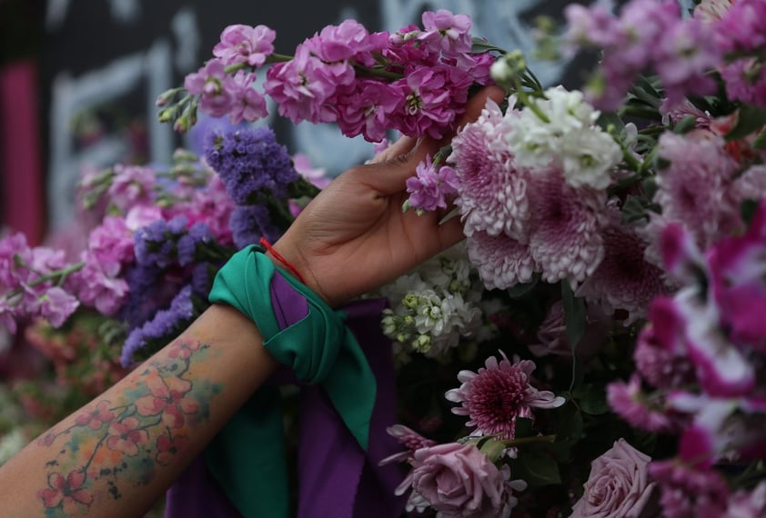 Llenan de flores vallas de Palacio Nacional por feminicidios