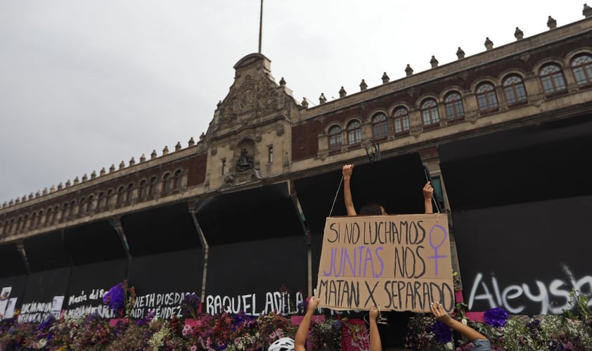 Llenan de flores vallas de Palacio Nacional por feminicidios