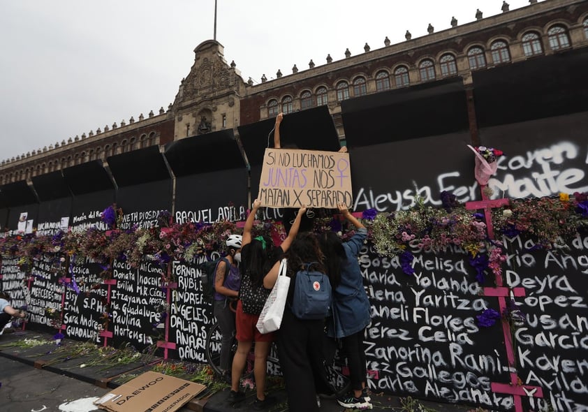 Llenan de flores vallas de Palacio Nacional por feminicidios