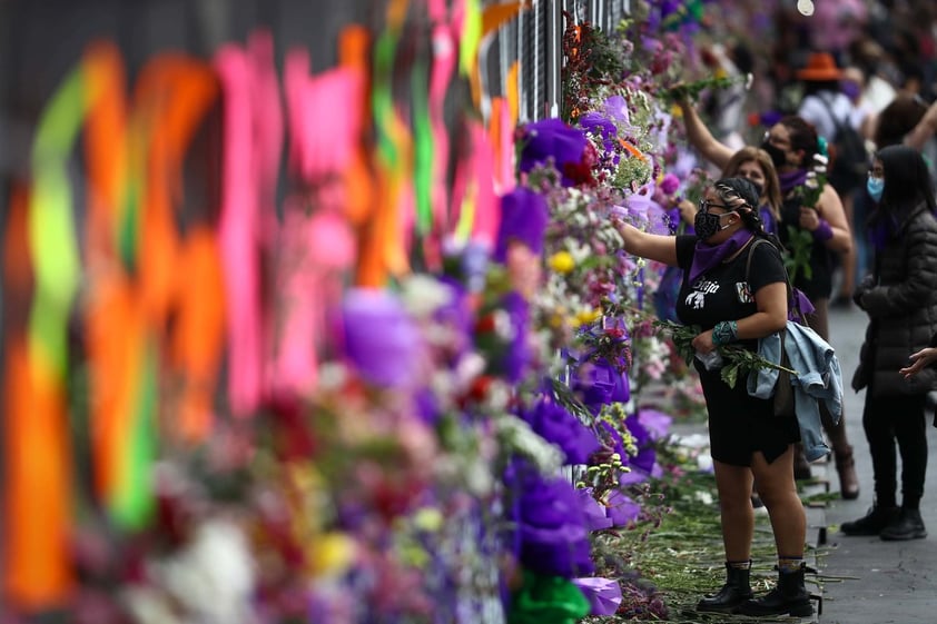 Llenan de flores vallas de Palacio Nacional por feminicidios