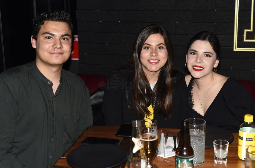 Francisco Garza, Victoria Mendoza y Melisa Ortiz. Gozan fin de semana en un restaurante, bajo la premisa de "cocina expuesta"