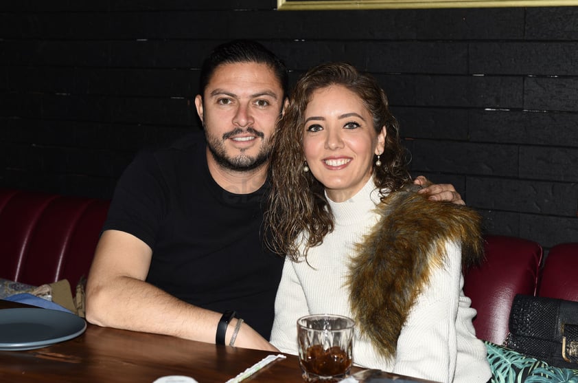 Miguel y Dora. Gozan fin de semana en un restaurante, bajo la premisa de "cocina expuesta"