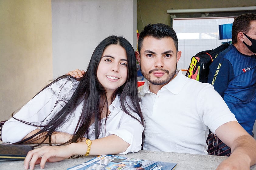 Carolina Flores y José Castañeda. Inicia el torneo Sonrisa Azul en las instalaciones del Pádel One Club.