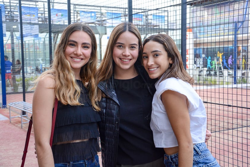 Anacris González, Natalia Martínez y Anacris Castro. Inicia el torneo Sonrisa Azul en las instalaciones del Pádel One Club.