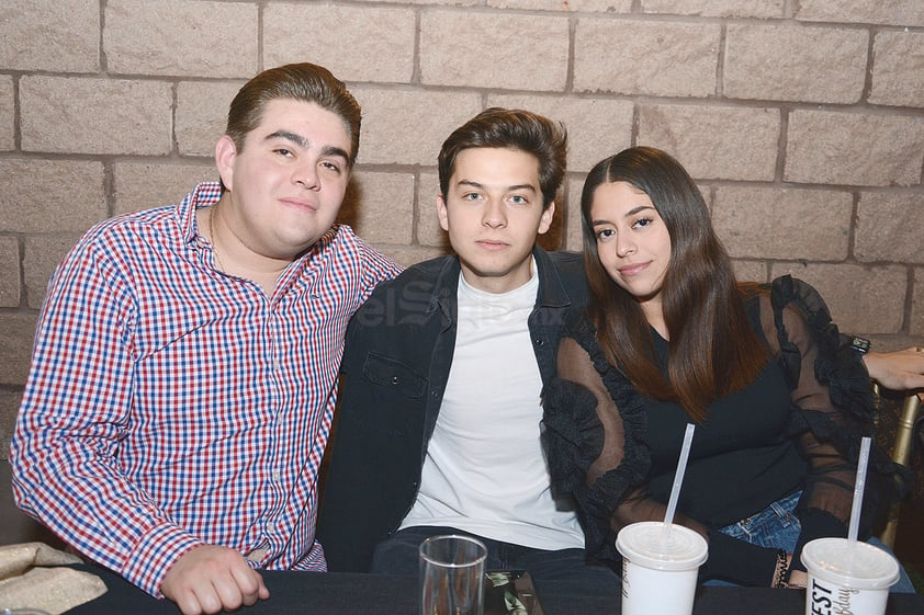 Luciano, David y Renata. Isabel Fernández festejó junto entre música y risas con familiares y amigos su cumpleaños.