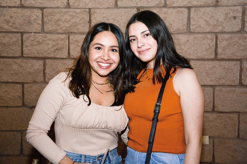 Ana Cecy y Paola. Isabel Fernández festejó junto entre música y risas con familiares y amigos su cumpleaños.