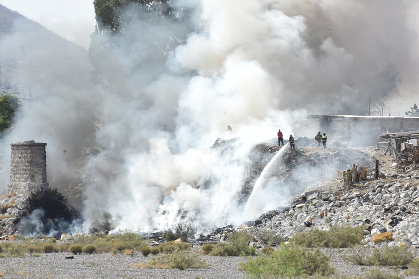 Se registra incendio de basura en lecho del Nazas