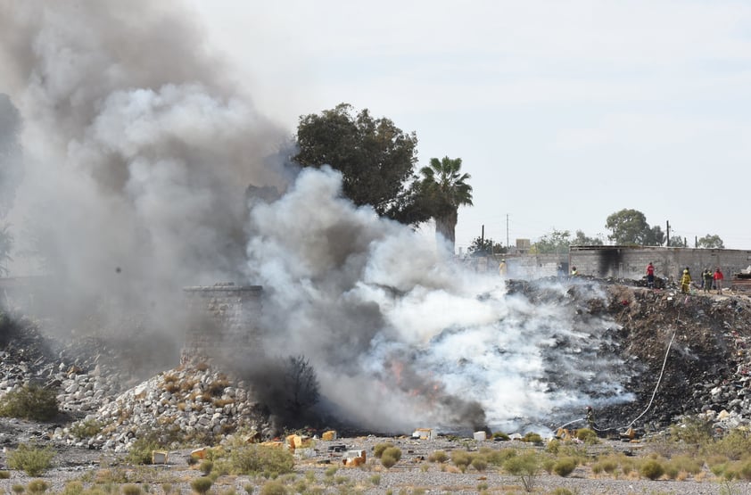 Se registra incendio de basura en lecho del Nazas