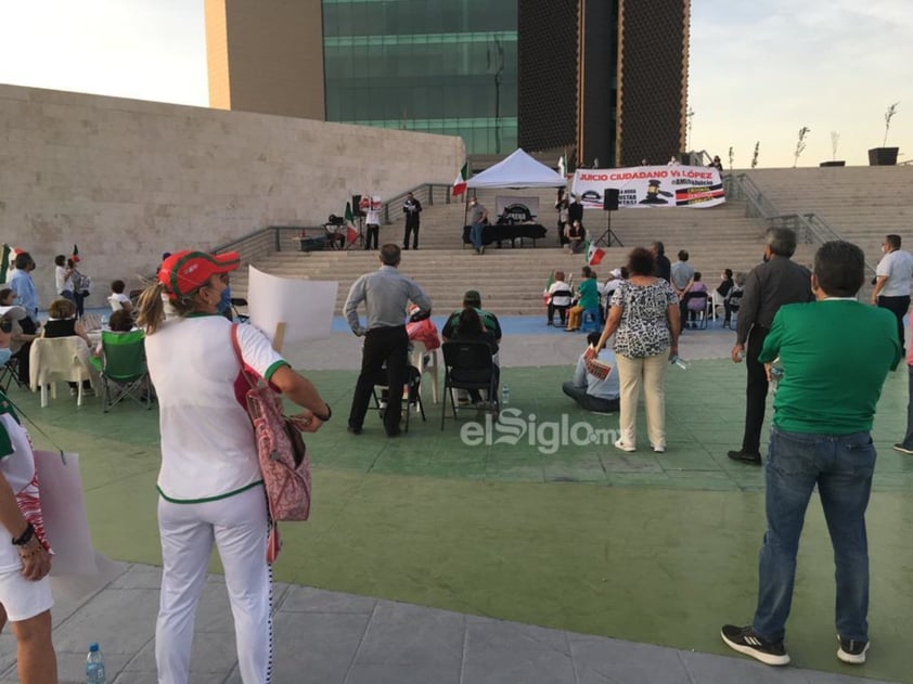 Frente Nacional Ciudadano AntiAMLO realiza mitin en Plaza Mayor de Torreón