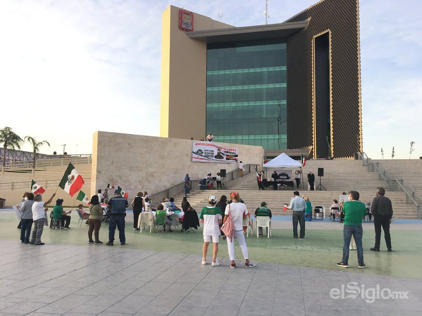 Frente Nacional Ciudadano AntiAMLO realiza mitin en Plaza Mayor de Torreón