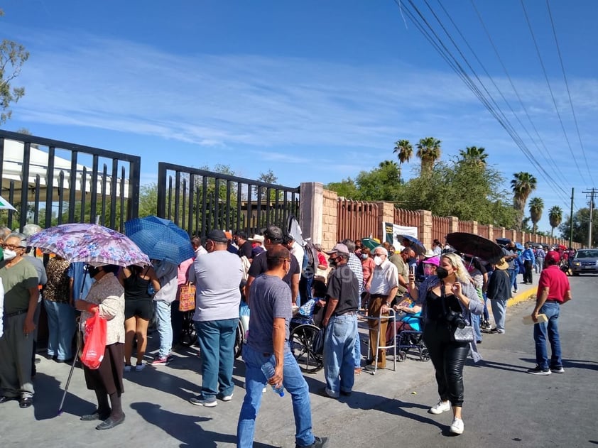 La logística está a cargo del Gobierno federal. Las vacunas son aplicadas por personal del Instituto Mexicano del Seguro Social (IMSS) y en el proceso participan elementos de la Secretaría de la Defensa Nacional (Sedena) así como Servidores de la Nación. También apoya la Secretaría de Salud de Coahuila.