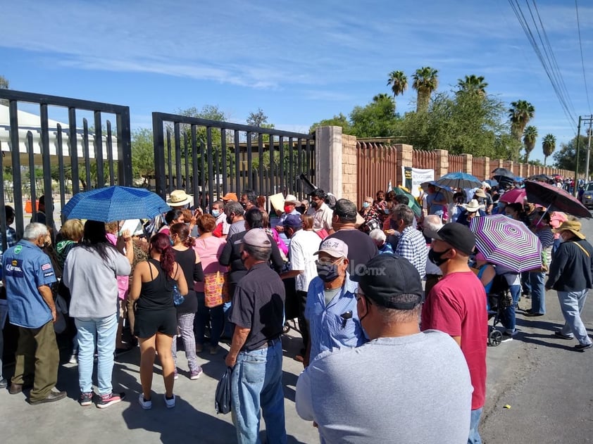 Al exterior hay aglomeraciones, desorganización y las personas de la tercera edad esperan su ingreso a la institución educativa bajo los intensos rayos del sol, altas temperaturas y caos vial sobre un tramo de la calzada Cuauhtémoc.