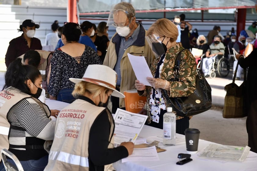 En un primer bloque se anunció la vacunación para personas de más de 80 años que estuvieran registradas en la Plataforma Nacional de Vacunación y que hayan recibido la llamada del Gobierno federal. Sin embargo, este día el retraso de la vacunación también obedece a que hay adultos mayores que acudieron sin cita o que no cumplen con el criterio de edad.