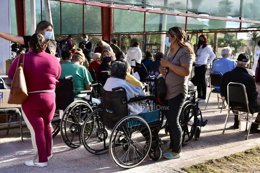 En un primer bloque se anunció la vacunación para personas de más de 80 años que estuvieran registradas en la Plataforma Nacional de Vacunación y que hayan recibido la llamada del Gobierno federal. Sin embargo, este día el retraso de la vacunación también obedece a que hay adultos mayores que acudieron sin cita o que no cumplen con el criterio de edad.