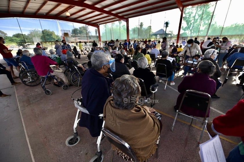 En un primer bloque se anunció la vacunación para personas de más de 80 años que estuvieran registradas en la Plataforma Nacional de Vacunación y que hayan recibido la llamada del Gobierno federal. Sin embargo, este día el retraso de la vacunación también obedece a que hay adultos mayores que acudieron sin cita o que no cumplen con el criterio de edad.