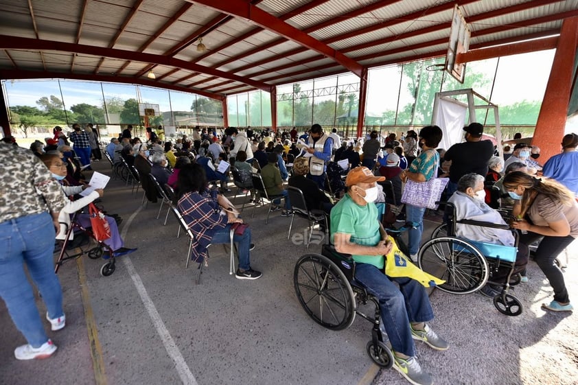 En un primer bloque se anunció la vacunación para personas de más de 80 años que estuvieran registradas en la Plataforma Nacional de Vacunación y que hayan recibido la llamada del Gobierno federal. Sin embargo, este día el retraso de la vacunación también obedece a que hay adultos mayores que acudieron sin cita o que no cumplen con el criterio de edad.