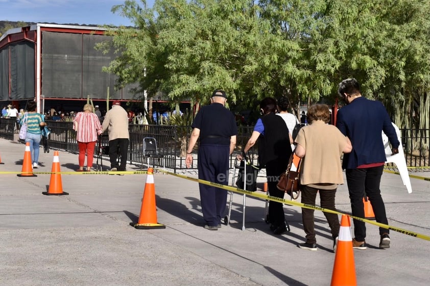 En un primer bloque se anunció la vacunación para personas de más de 80 años que estuvieran registradas en la Plataforma Nacional de Vacunación y que hayan recibido la llamada del Gobierno federal. Sin embargo, este día el retraso de la vacunación también obedece a que hay adultos mayores que acudieron sin cita o que no cumplen con el criterio de edad.