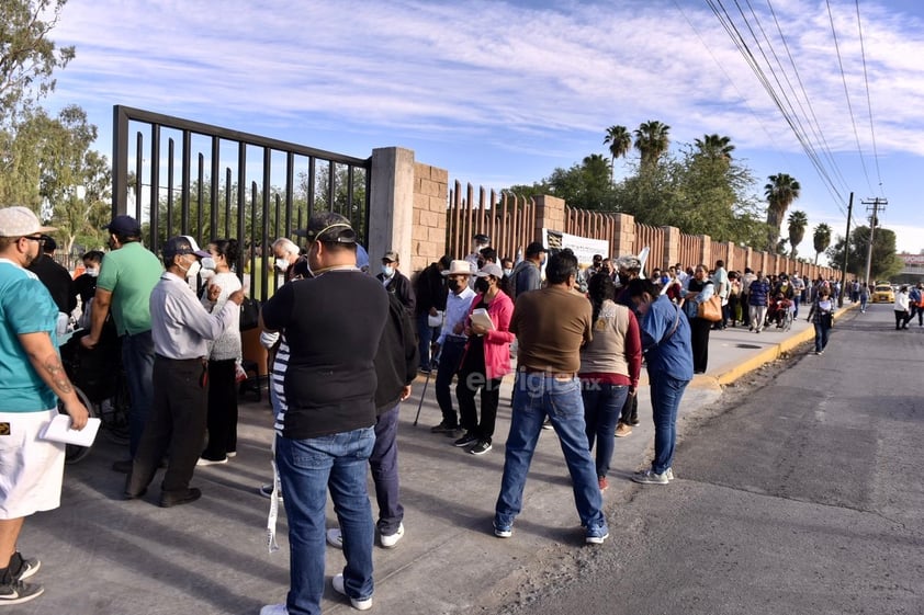 Al exterior hay aglomeraciones, desorganización y las personas de la tercera edad esperan su ingreso a la institución educativa bajo los intensos rayos del sol, altas temperaturas y caos vial sobre un tramo de la calzada Cuauhtémoc.