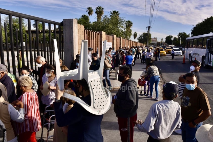 Al exterior hay aglomeraciones, desorganización y las personas de la tercera edad esperan su ingreso a la institución educativa bajo los intensos rayos del sol, altas temperaturas y caos vial sobre un tramo de la calzada Cuauhtémoc.