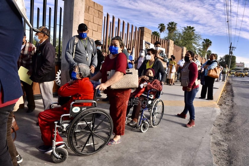 Al exterior hay aglomeraciones, desorganización y las personas de la tercera edad esperan su ingreso a la institución educativa bajo los intensos rayos del sol, altas temperaturas y caos vial sobre un tramo de la calzada Cuauhtémoc.