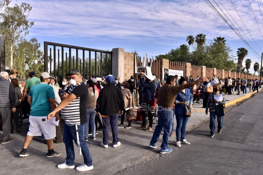 Al exterior hay aglomeraciones, desorganización y las personas de la tercera edad esperan su ingreso a la institución educativa bajo los intensos rayos del sol, altas temperaturas y caos vial sobre un tramo de la calzada Cuauhtémoc.