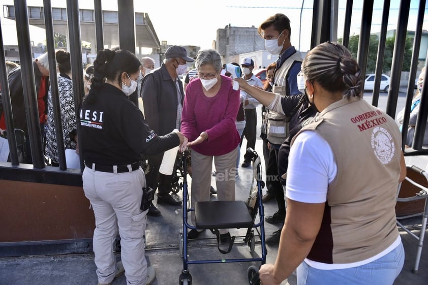 Al exterior hay aglomeraciones, desorganización y las personas de la tercera edad esperan su ingreso a la institución educativa bajo los intensos rayos del sol, altas temperaturas y caos vial sobre un tramo de la calzada Cuauhtémoc.