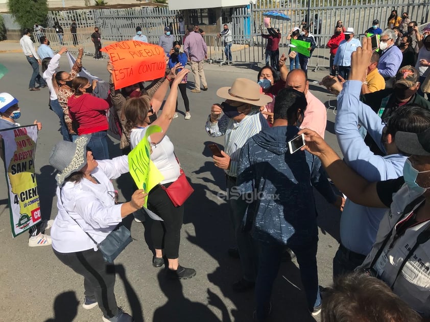 Desde tempranas horas arribaron grupos de manifestantes que pretendían tener contacto con el presidente para externarle sus inconformidades.