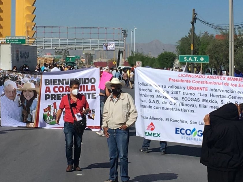 Desde tempranas horas arribaron grupos de manifestantes que pretendían tener contacto con el presidente para externarle sus inconformidades.