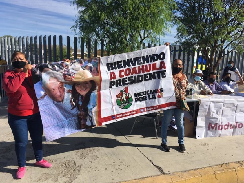 Los manifestantes portaban pancartas y gritaban consignas, mismas que fueron respondidas por sus antagonistas.