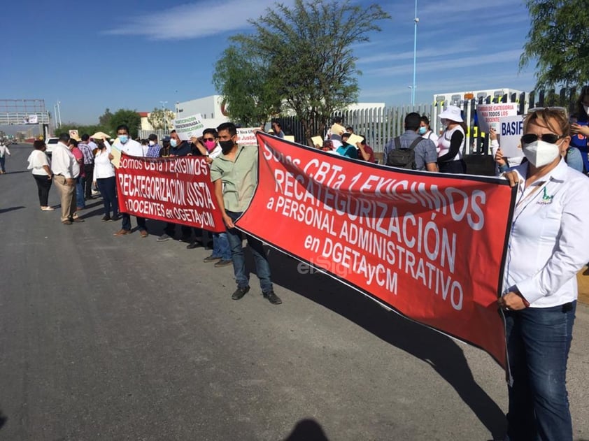 Los manifestantes portaban pancartas y gritaban consignas, mismas que fueron respondidas por sus antagonistas.